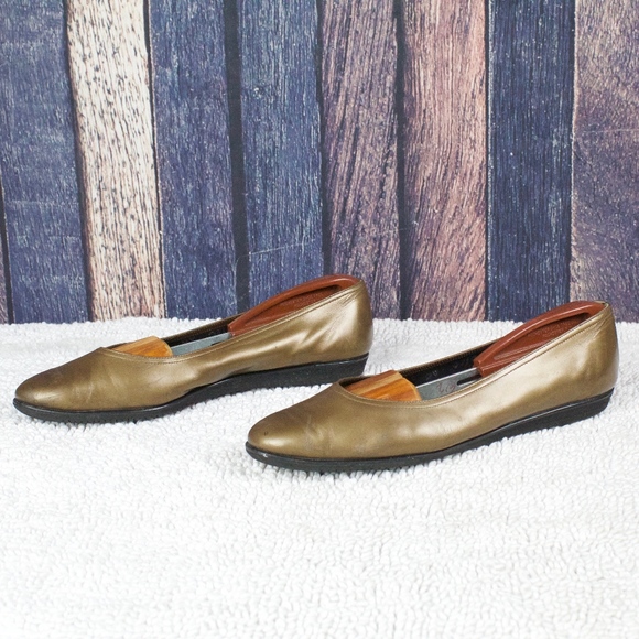 SALE! Salvatore Ferragamo Gold Bronze Flats Sz 9.5 - Picture 4 of 8